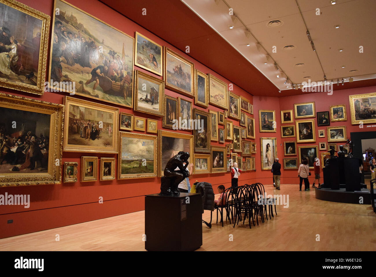 Besucher anzeigen Meisterwerk Gemälde auf Anzeige während der ngv Triennale Kunst Ausstellung in der National Gallery von Victoria Art Museum in Melbourne Vic Stockfoto