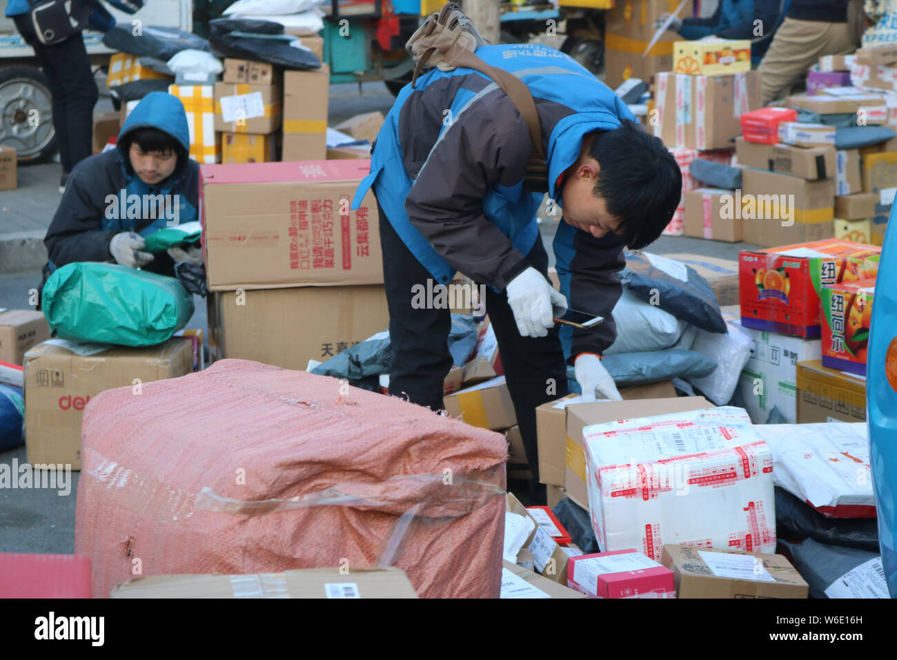 ---- Chinese Kuriere die Barcodes der Parzellen, von denen die meisten aus online einkaufen, wie Sie Pakete in Peking, China, 26. Dezember Stockfoto