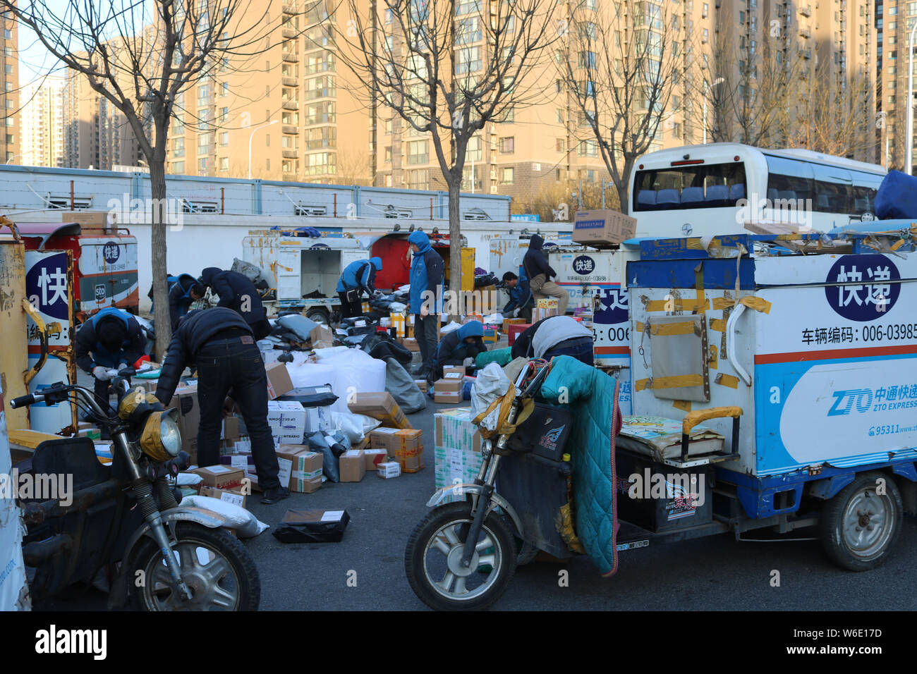 ---- Chinese Kuriere die Barcodes der Parzellen, von denen die meisten aus online einkaufen, wie Sie Pakete in Peking, China, 26. Dezember Stockfoto