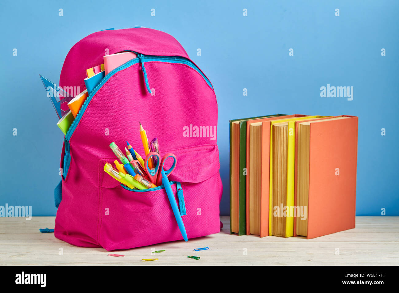 Die Aktentasche ist bereit für die Rückkehr in die Schule Stockfoto