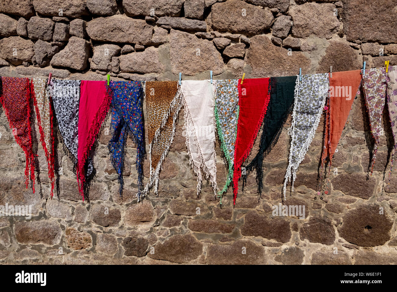 Bunte Tücher zum Verkauf hängend an einer Wäscheleine in einem Geschäft in der ländlichen Türkei Stockfoto