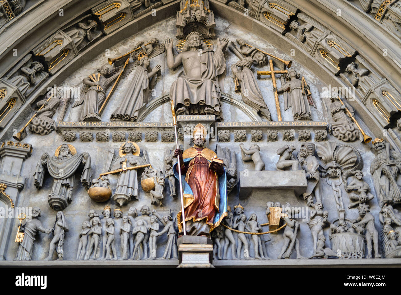 Schweiz: Freiburg. Die Kathedrale von St. Nikolaus ist eines der bekanntesten Bauwerke der Stadt. Eine Perle der gotischen Kunst zwischen 1283 und 149 gebaut Stockfoto