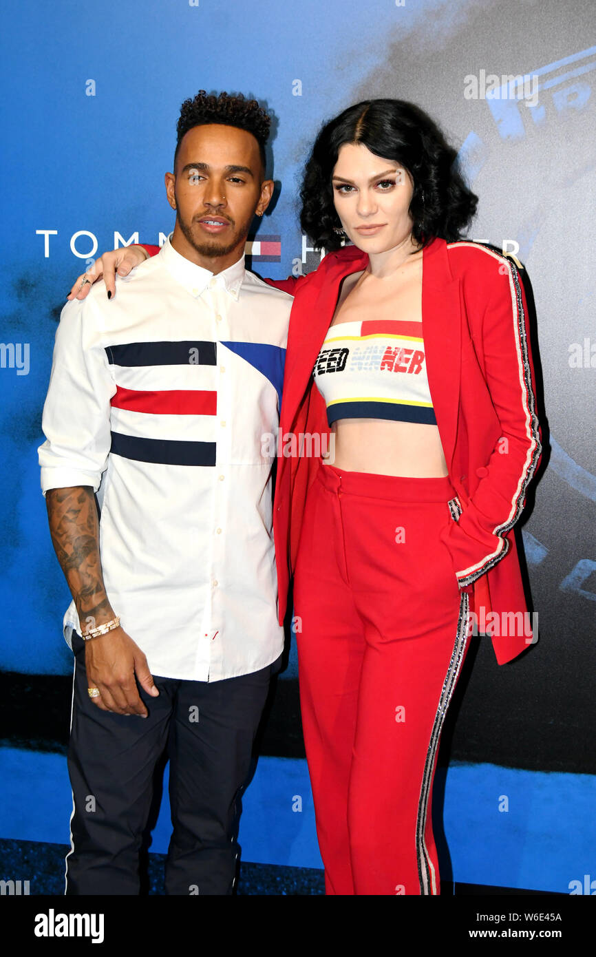 Englische Sängerin Jessie J, rechts, Mercedes-F1-Pilot Lewis Hamilton an  einer Werbeveranstaltung von der Mode der Marke Tommy Hilfiger in Shanghai,  Chi Stockfotografie - Alamy