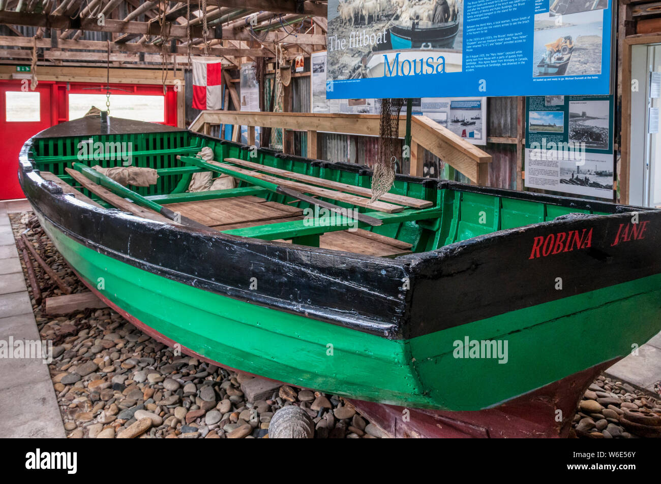 Interpretive Centre in alten boatshed an Sandsayre Pier, der Ausgangspunkt für die Fahrt mit der Fähre auf die Insel Mousa. Robina Jane, die Mousa flitboat. Stockfoto