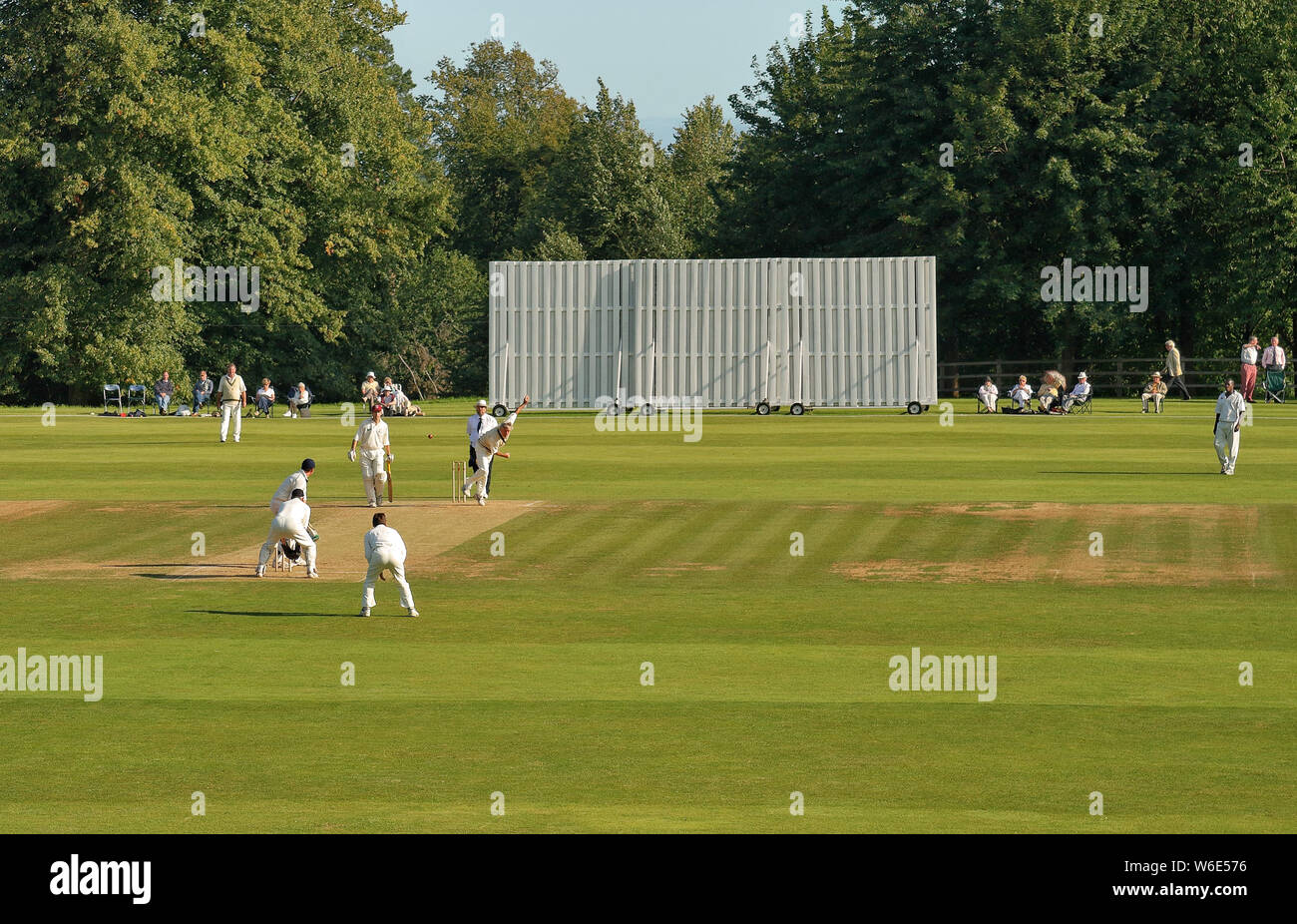 Batsman und Feldspieler in Aktion an einem englischen Cricket Match in Arundel Castle Cricket Club Stockfoto