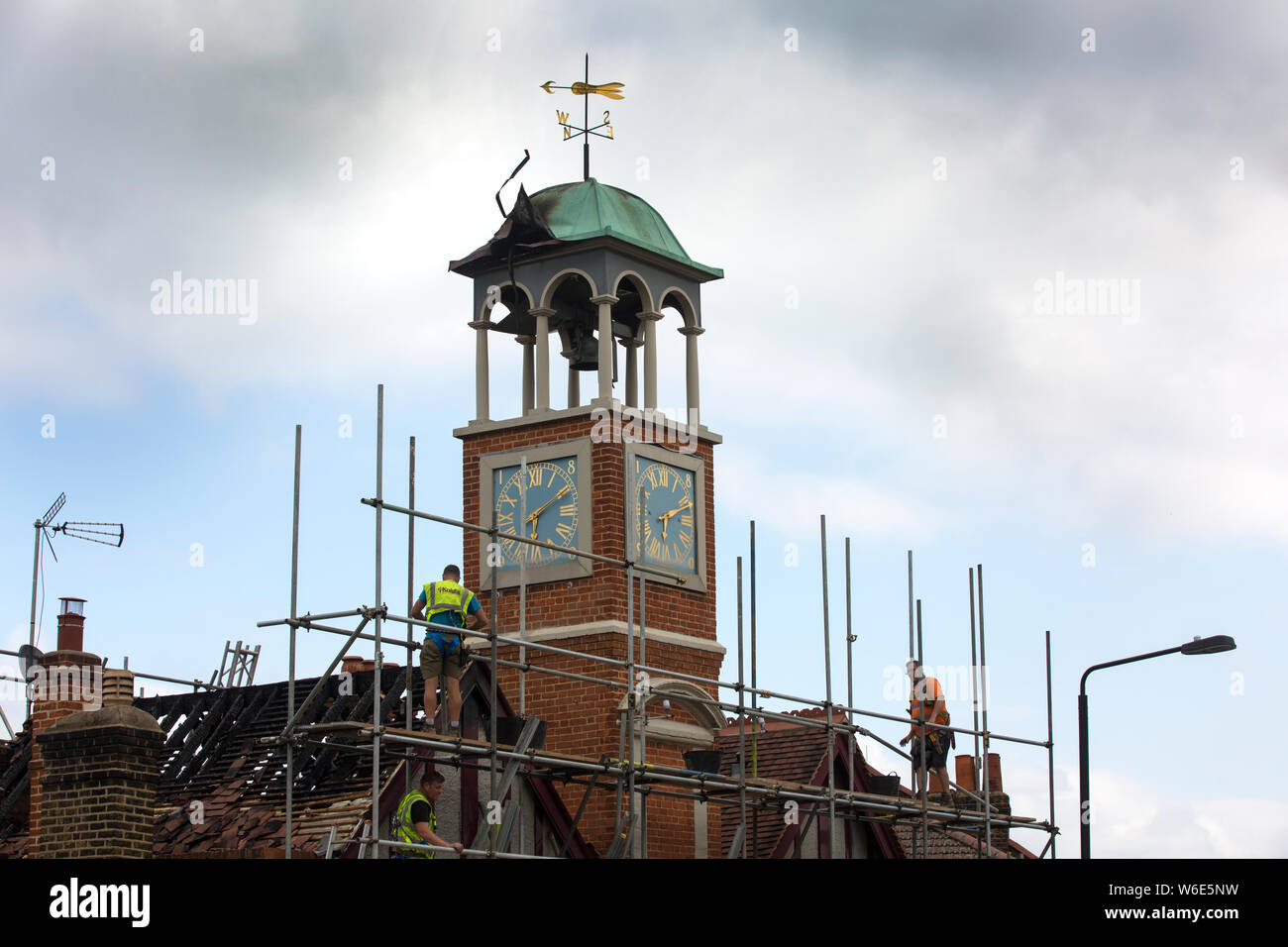 Wimbledon Village Glockenturm Blitzschlag, im Südwesten von London, England, Vereinigtes Königreich. 01 Aug, 2019. Gerüstbauer bauen Inszenierung rund um das Äußere des denkmalgeschützten Wimbledon Village Clock Tower, nachdem ein Blitz in den Stürmen, die dem angeschlagen wurde - Brechen der Hitzewelle. Rund 20 Feuerwehrleute waren zu Wimbledon Village aufgerufen, um das Feuer zu löschen, nachdem die Flamme in den Turm des Gebäudes am Donnerstag abend ausgebrochen. Credit: Jeff Gilbert/Alamy leben Nachrichten Stockfoto