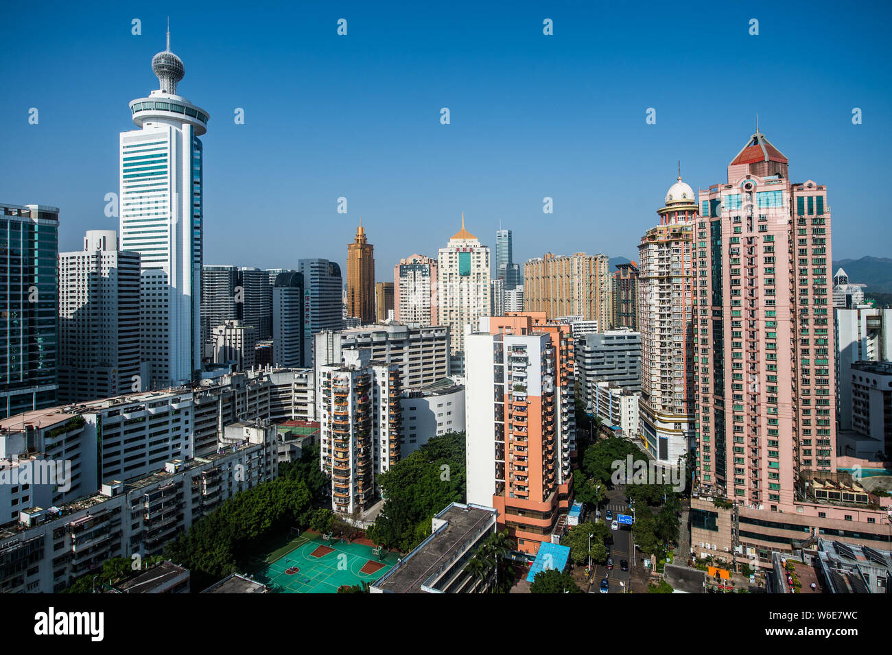 Ein Blick auf die Hochhäuser im Viertel Luohu in Shenzhen, der südchinesischen Provinz Guangdong, 13. März 2018. Luohu District ist eines der Stockfoto