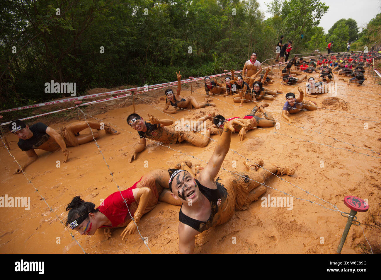 Konkurrenten an der spartanischen Rennen Hindernisparcours in Shenzhen, der südchinesischen Provinz Guangdong, 24. März 2018. Die spartanische Rennen Obst Stockfoto Konkurrenten an der spartanischen Rennen Hindernisparcours in Shenzhen, der südchinesischen Provinz Guangdong, 24. März 2018. Die spartanische Rennen Obst Stockfoto