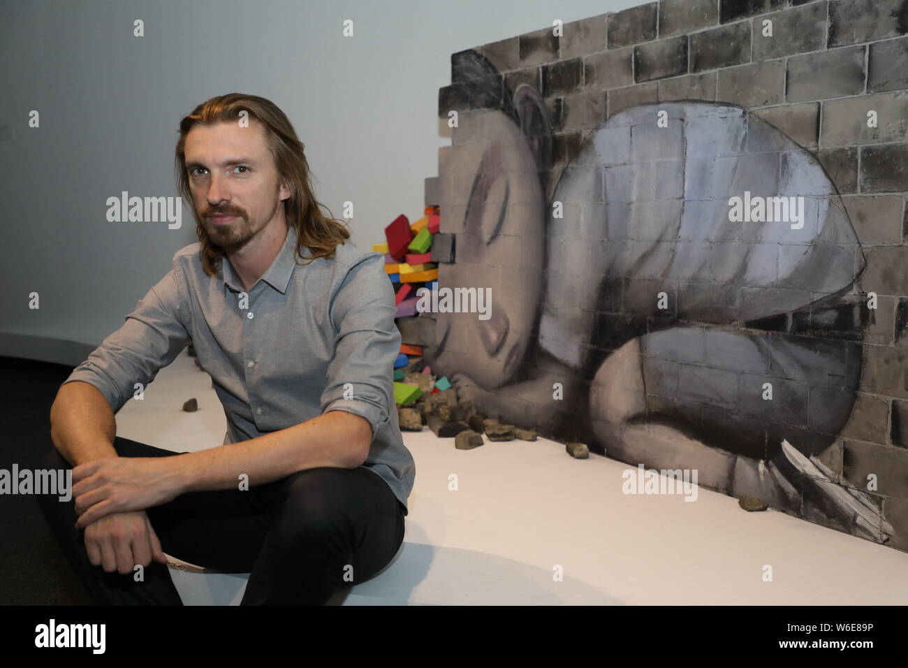Das französische Künstler Julien eth' Malland aka Seth Globepainter stellt während seiner globalen Debüt Show' wie ein Kinderspiel" im Museum für Zeitgenössische Kunst Sha Stockfoto