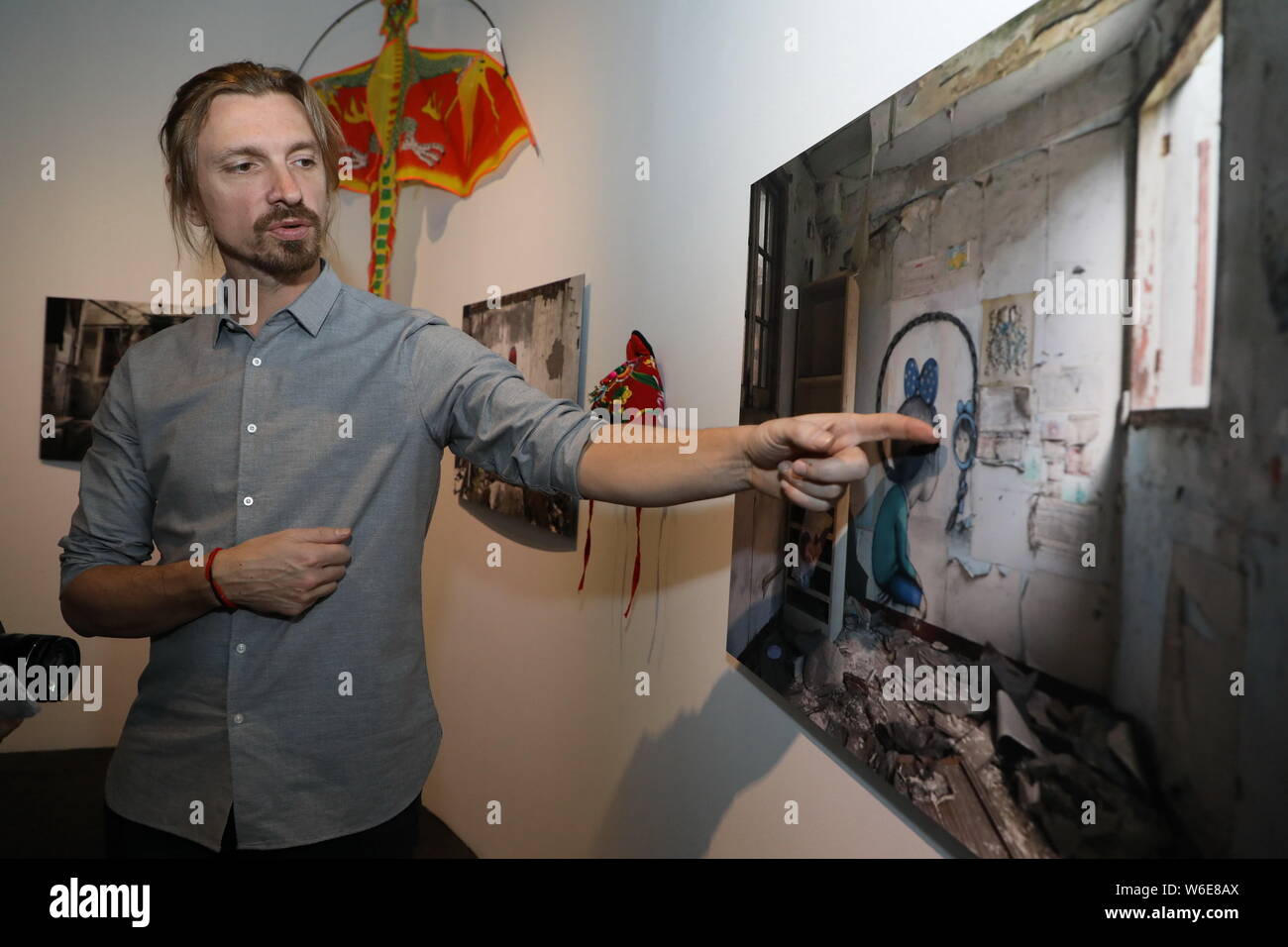 Das französische Künstler Julien eth' Malland aka Seth Globepainter stellt während seiner globalen Debüt Show' wie ein Kinderspiel" im Museum für Zeitgenössische Ar Stockfoto