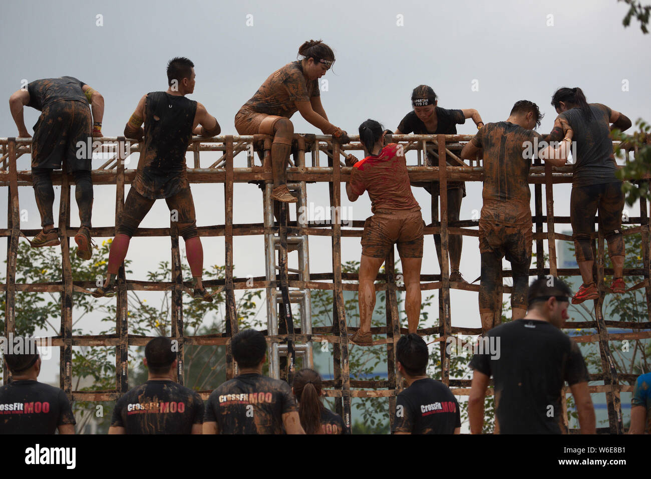 Konkurrenten an der spartanischen Rennen Hindernisparcours in Shenzhen, der südchinesischen Provinz Guangdong, 24. März 2018. Die spartanische Rennen Obst Stockfoto Konkurrenten an der spartanischen Rennen Hindernisparcours in Shenzhen, der südchinesischen Provinz Guangdong, 24. März 2018. Die spartanische Rennen Obst Stockfoto