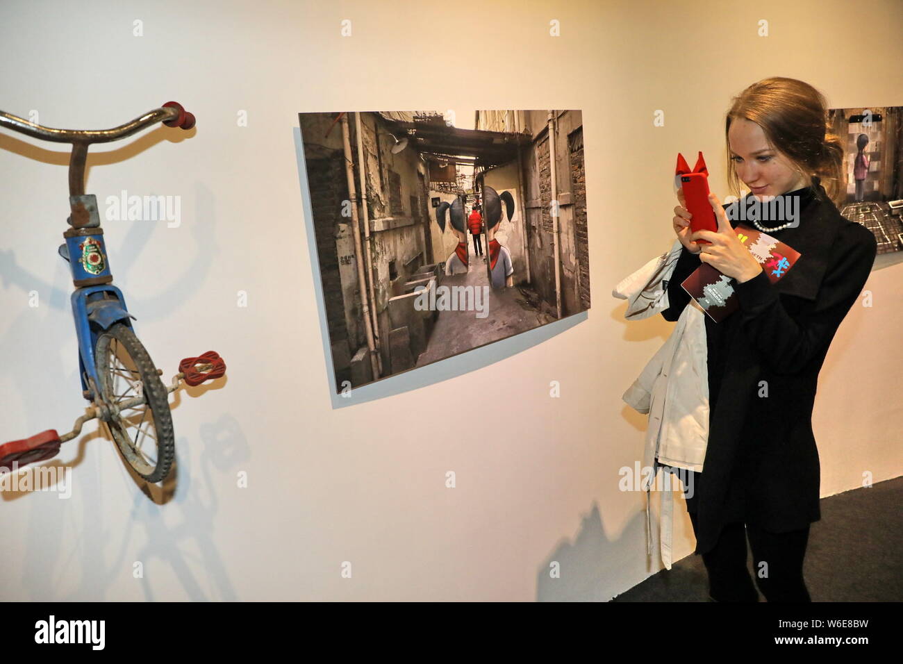 Menschen besuchen die globalen Debüt zeigen "wie ein Kinderspiel" statt, die von französischen Artist's Julien eth' Malland aka Seth Globepainter im Museum von Contempor Stockfoto