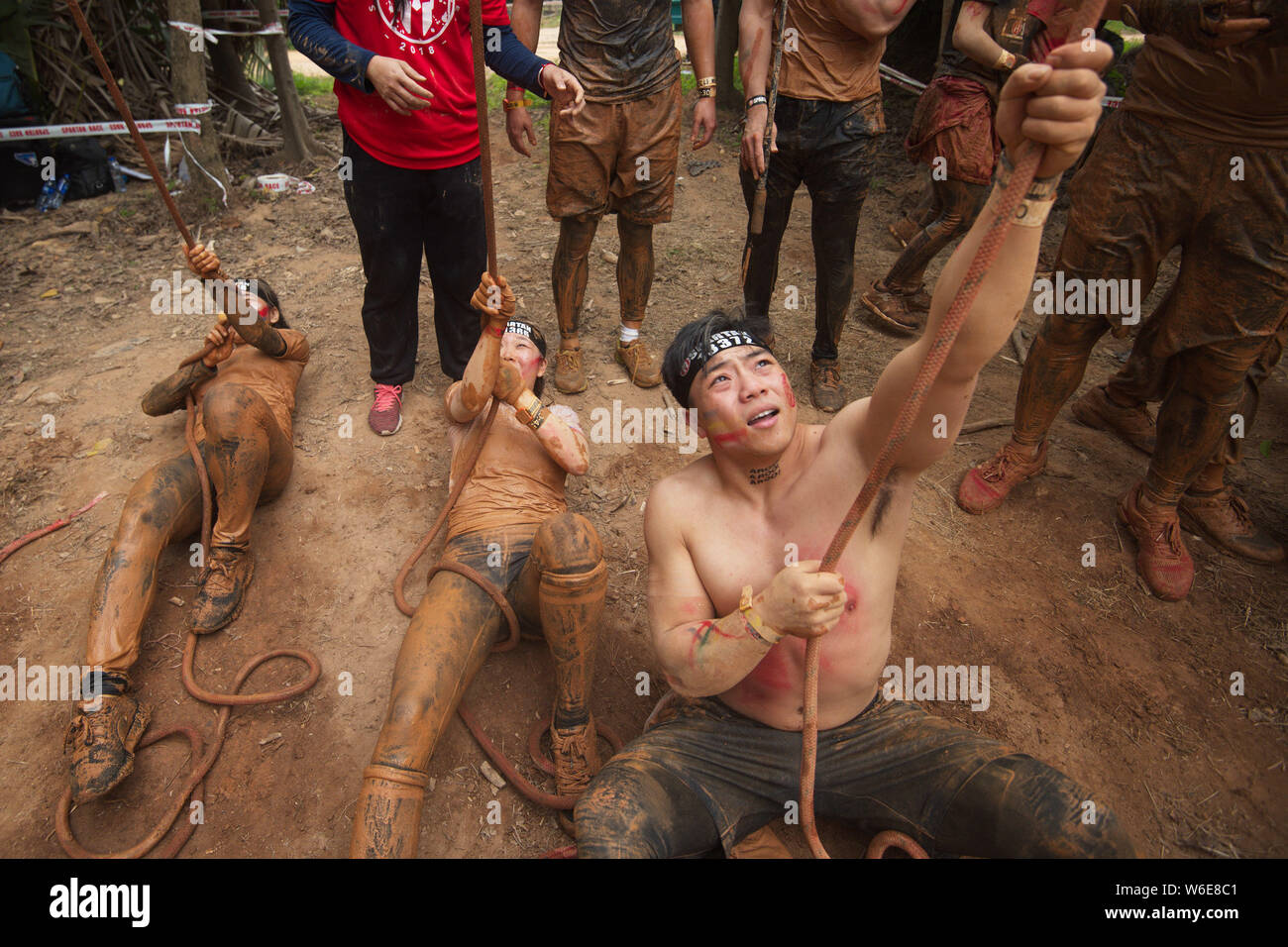Konkurrenten an der spartanischen Rennen Hindernisparcours in Shenzhen, der südchinesischen Provinz Guangdong, 24. März 2018. Die spartanische Rennen Obst Stockfoto Konkurrenten an der spartanischen Rennen Hindernisparcours in Shenzhen, der südchinesischen Provinz Guangdong, 24. März 2018. Die spartanische Rennen Obst Stockfoto