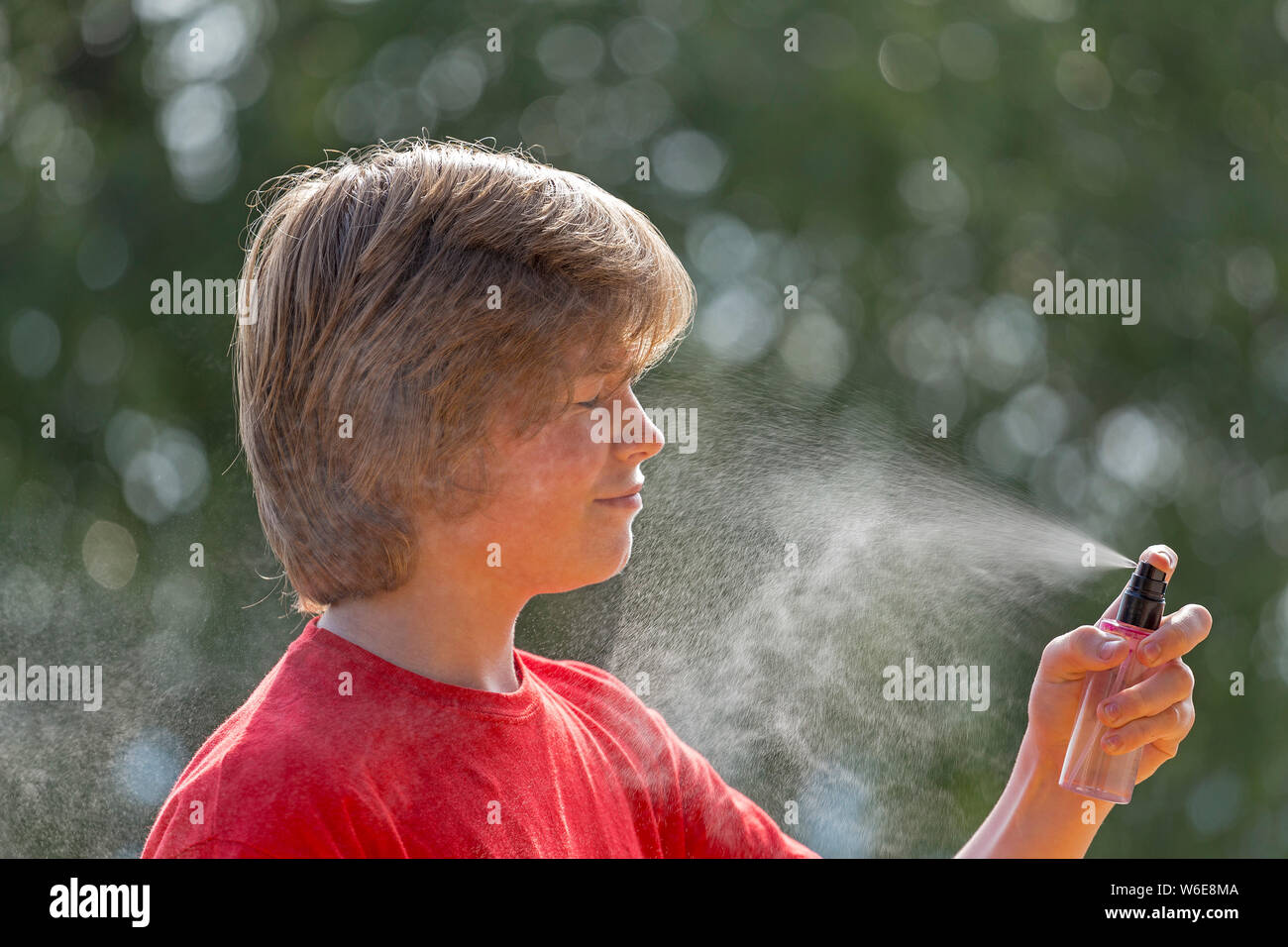 Junge sprühen Wasser in sein Gesicht, Freiberg, Bayerischer Wald, Bayern, Deutschland Stockfoto