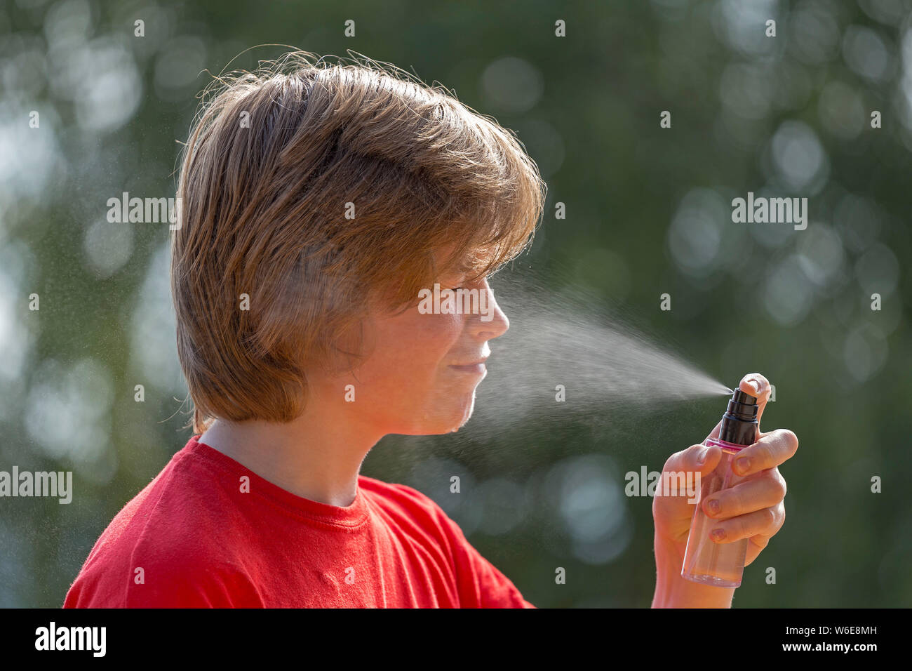 Junge sprühen Wasser in sein Gesicht, Freiberg, Bayerischer Wald, Bayern, Deutschland Stockfoto