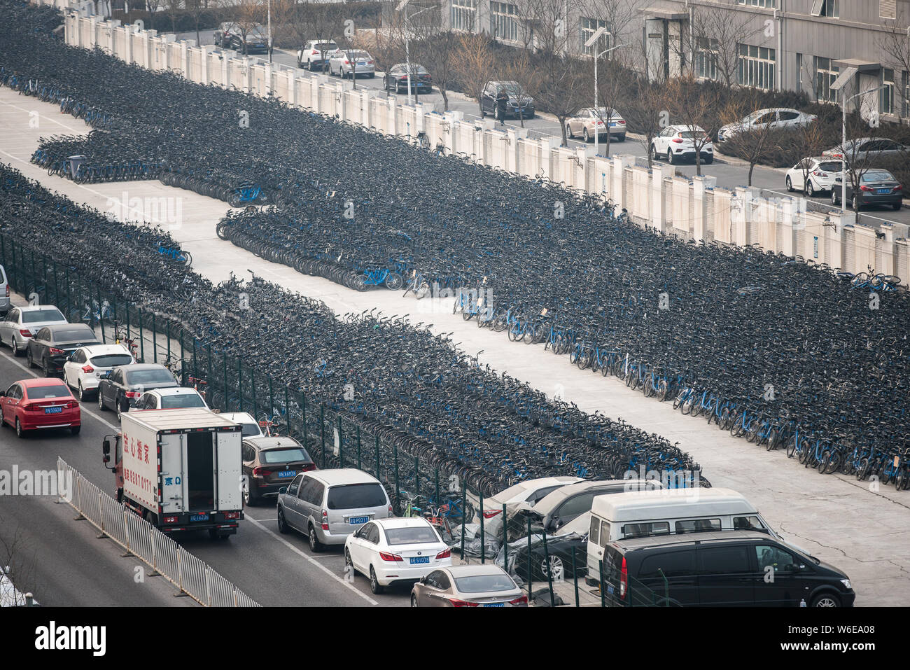 Luftaufnahme von Bluegogo Gemeinschafts-Fahrräder der chinesischen Taxifahrer hageln und Car-sharing service Didi Chuxing cramming einen Parkplatz in Peking, China, 28. Febr. Stockfoto