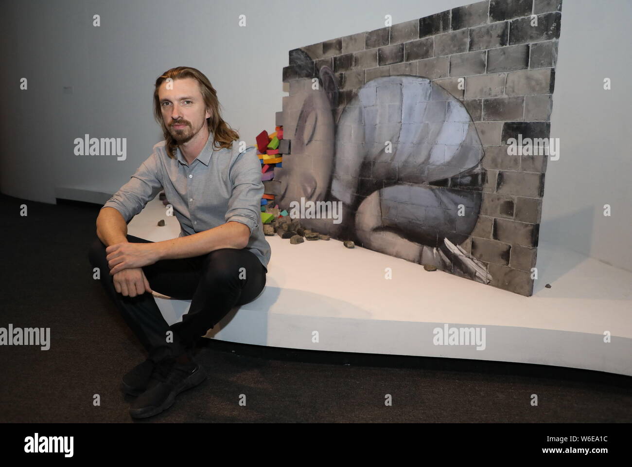 Das französische Künstler Julien eth' Malland aka Seth Globepainter stellt während seiner globalen Debüt Show' wie ein Kinderspiel" im Museum für Zeitgenössische Kunst Sha Stockfoto