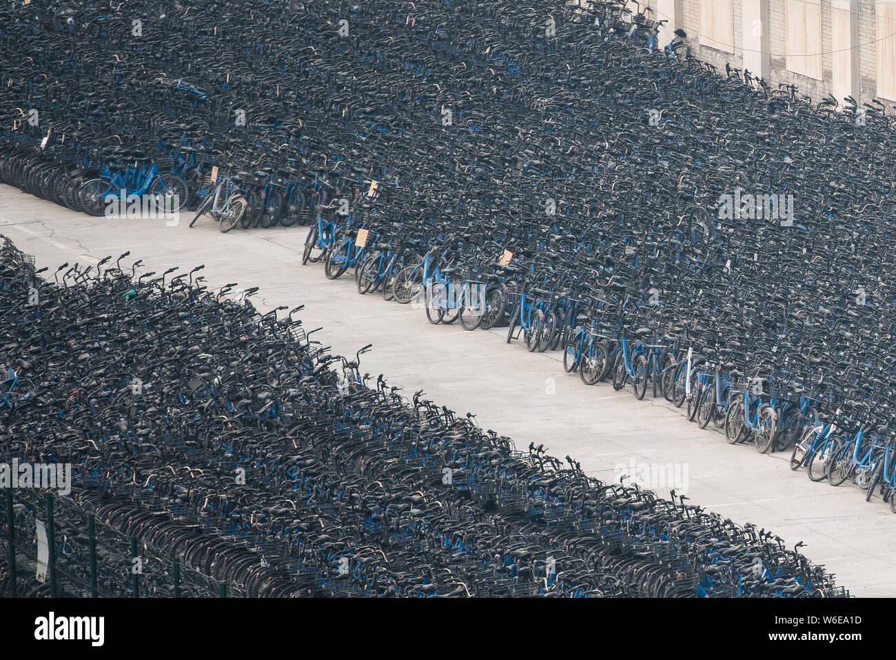 Luftaufnahme von Bluegogo Gemeinschafts-Fahrräder der chinesischen Taxifahrer hageln und Car-sharing service Didi Chuxing cramming einen Parkplatz in Peking, China, 28. Febr. Stockfoto