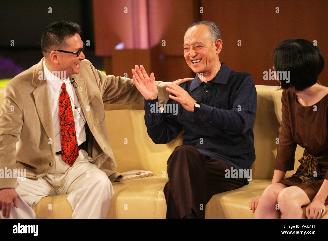 ---- Taiwan Schriftsteller und Historiker Li Ao, 70, links, Gespräche mit seiner Grundschule Lehrer Huang Weihan während der TV-Talk Show Lu Yu Sie Yue (ein Da Stockfoto