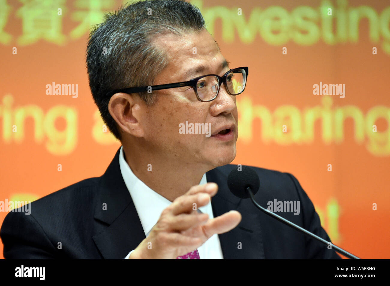 Paul Chan Mo-po, Financial Secretary von Hongkong, spricht während der Pressekonferenz auf der 2018-2019 Budget von Hong Kong Special Administrative Regi Stockfoto