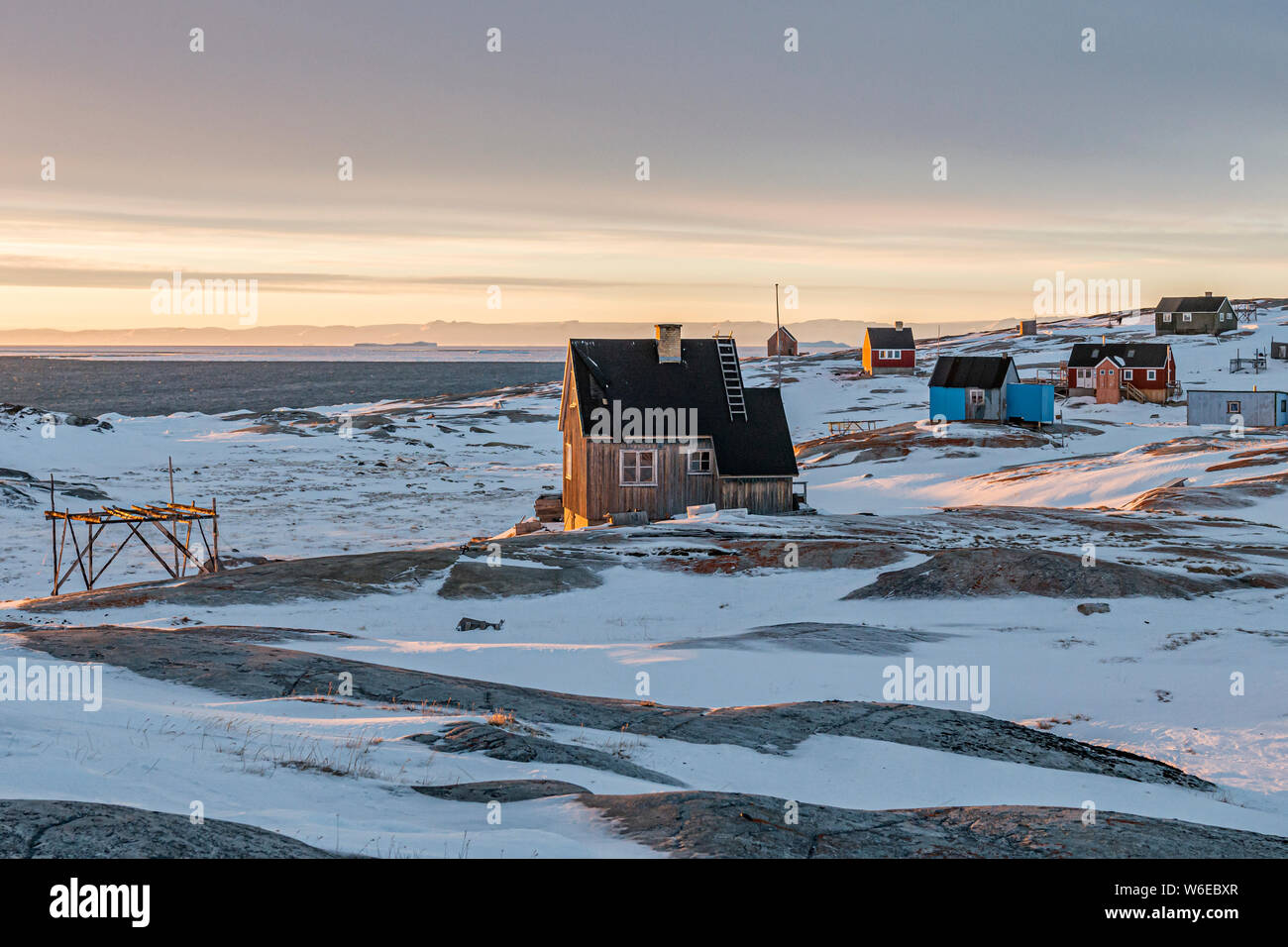Verlassene Häuser in den Inuit Siedlung Oqaatsut, formal bekannt als Rodebay Stockfoto