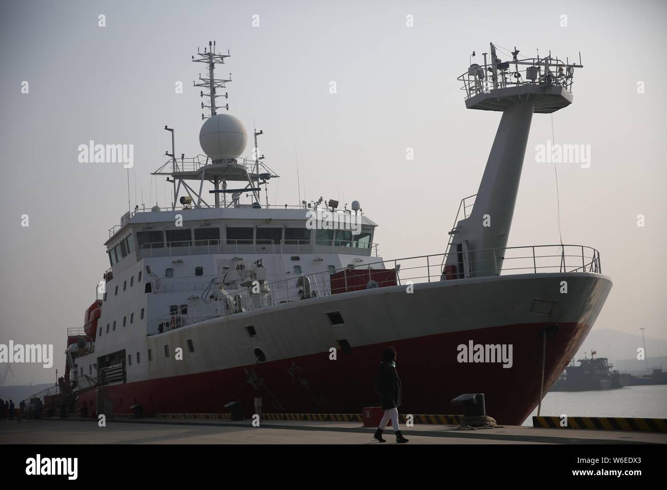 China's Forschungsschiff der Kexue, oder "Wissenschaft", wird dargestellt, vor dem Auslaufen aus einem Hafen für eine Expedition zu den Magellan Seamounts im Westen Paci Stockfoto