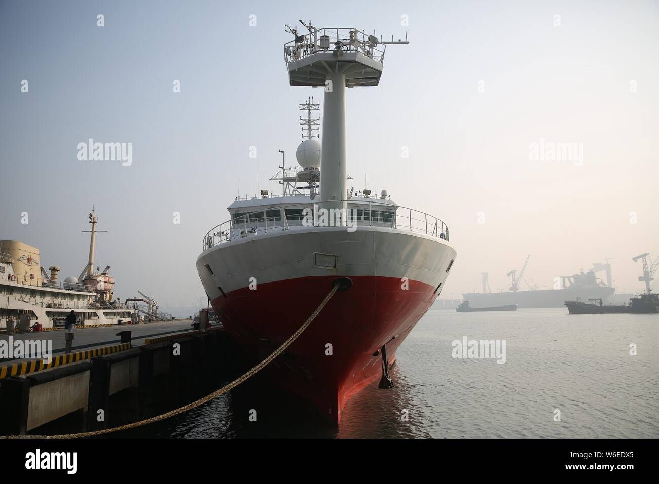 China's Forschungsschiff der Kexue, oder "Wissenschaft", wird dargestellt, vor dem Auslaufen aus einem Hafen für eine Expedition zu den Magellan Seamounts im Westen Paci Stockfoto