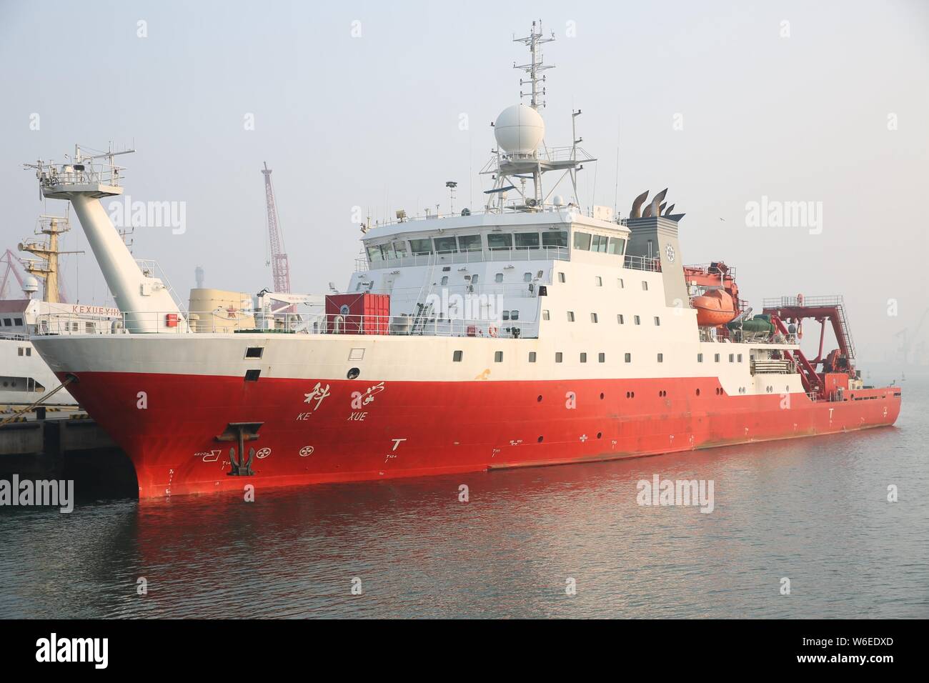 China's Forschungsschiff der Kexue, oder "Wissenschaft", wird dargestellt, vor dem Auslaufen aus einem Hafen für eine Expedition zu den Magellan Seamounts im Westen Paci Stockfoto