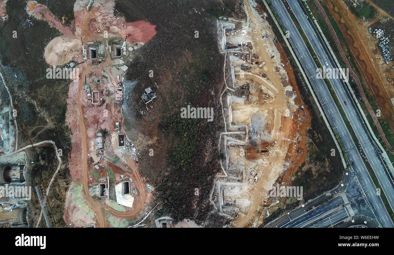Chinesische Bauarbeiter graben Tunnel, die sich in einem Hügel für Tencent ein Rechenzentrum in Guiyang Stadt zu bauen, im Südwesten Chinas Provinz Guizhou, 7. März 201 Stockfoto