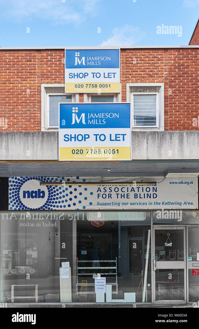 Leer, leerstehende, ungenutzte Ladenlokal in der Innenstadt von Kettering, England. Stockfoto