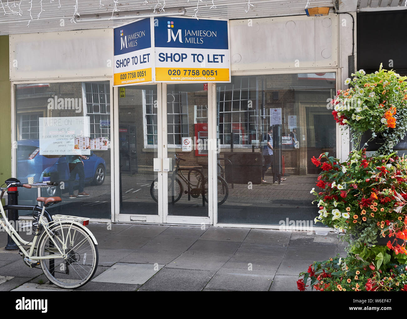 Leer, leerstehende, ungenutzte Ladenlokal in der Innenstadt von Kettering, England. Stockfoto