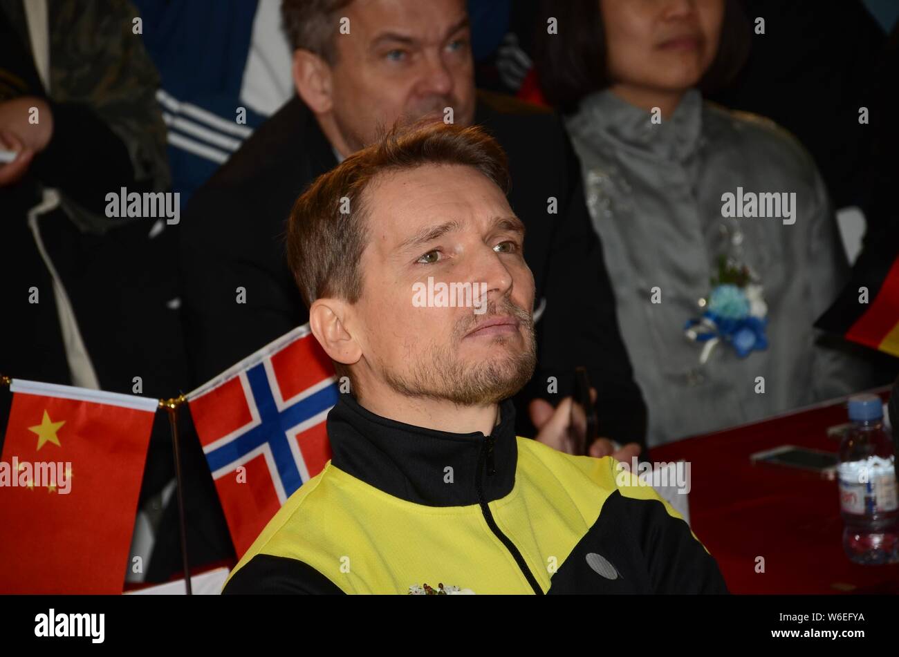 Österreichische Tischtennis star Werner Schlager schaut pensionierter deutscher Fußballspieler Michael Ballack während einer Pressekonferenz für ausgedehntere Stand von Domote Stockfoto