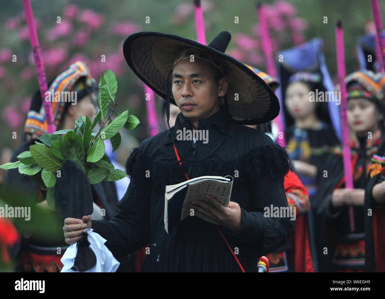 Volk der Yi Yi ethnische Gruppe in traditionellen Kostümen beten um Segen und Glück duirng ein Opfer, Ritus zu rhododendren in Qianxi co Stockfoto