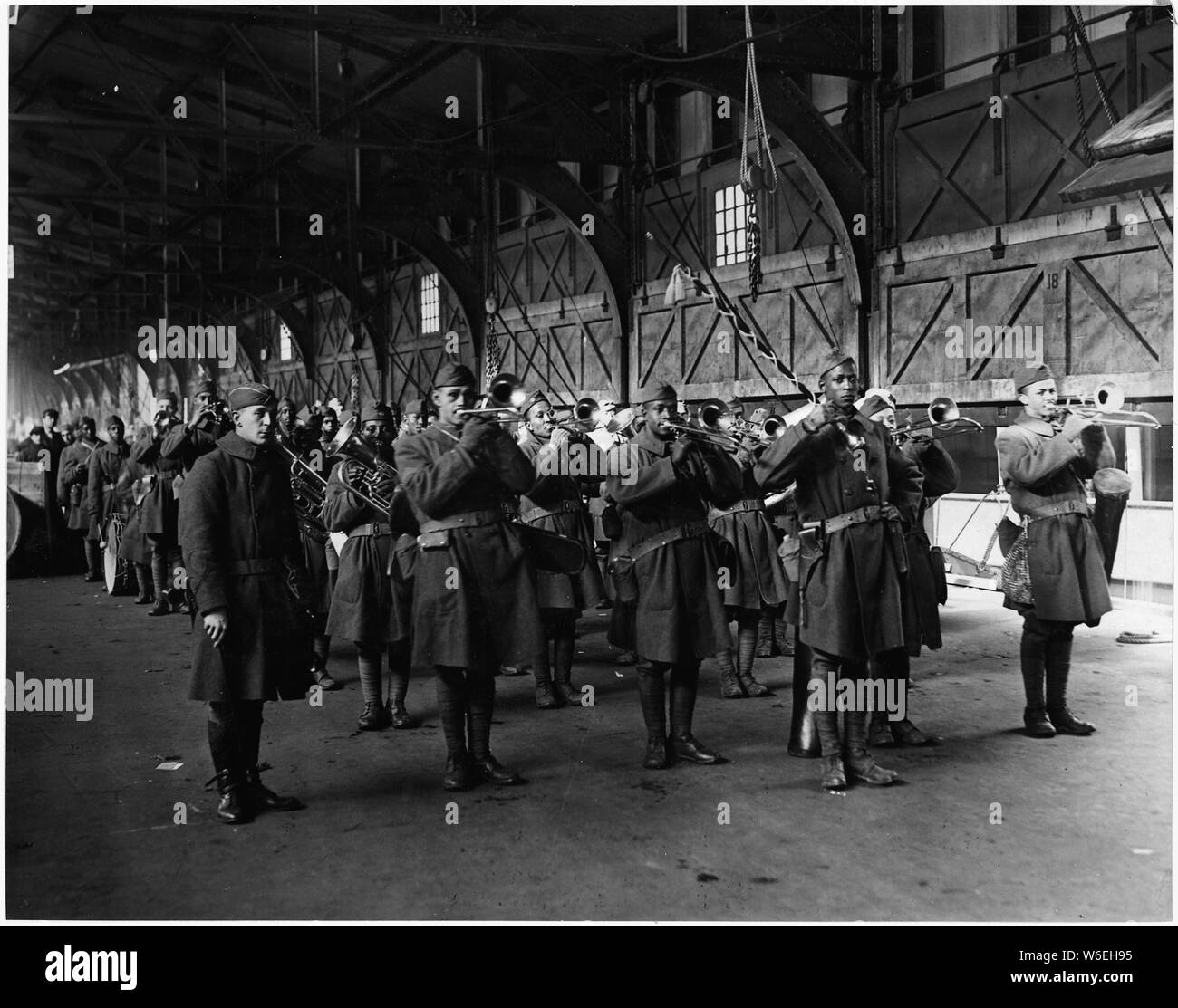 [African American] Band des 814Th Infanterie aus dem Keltischen nach Ihrer Ankunft. Leutnant Mikheil. . .; Umfang und Inhalt: Der vollständige Titel für dieses Element ist wie folgt: [African American] Band des 814Th Infanterie aus dem Keltischen nach Ihrer Ankunft. Leutnant Maxom und seine [African American] Band des 814Th Infanterie, [African American] Truppen, die harten Kämpfe in Frankreich gesehen haben und gerade in dieses Land zurück an Bord der Transport Keltischen verlassen die Anlegestelle für die Lager. Stockfoto