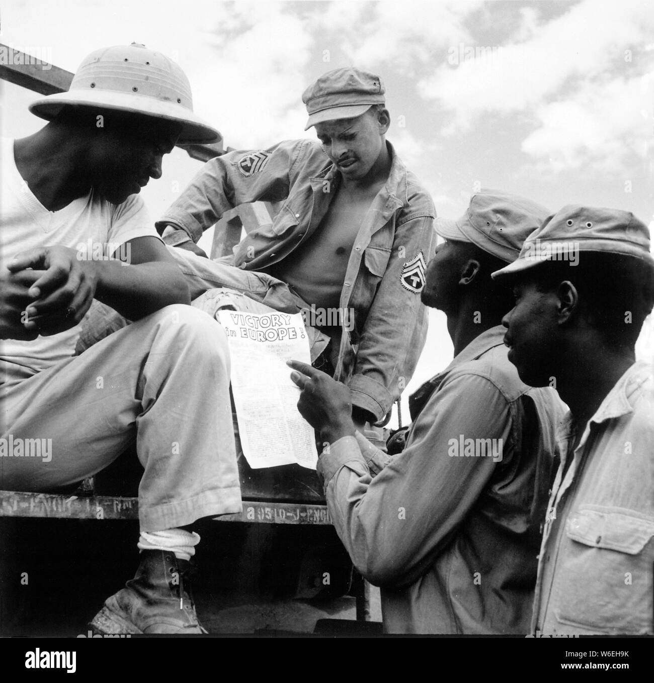 ... Truppen in Birma die Arbeit unterbrechen kurz Präsident Truman die Verkündigung des Sieges in Europa zu lesen., 05/09/1945 Stockfoto