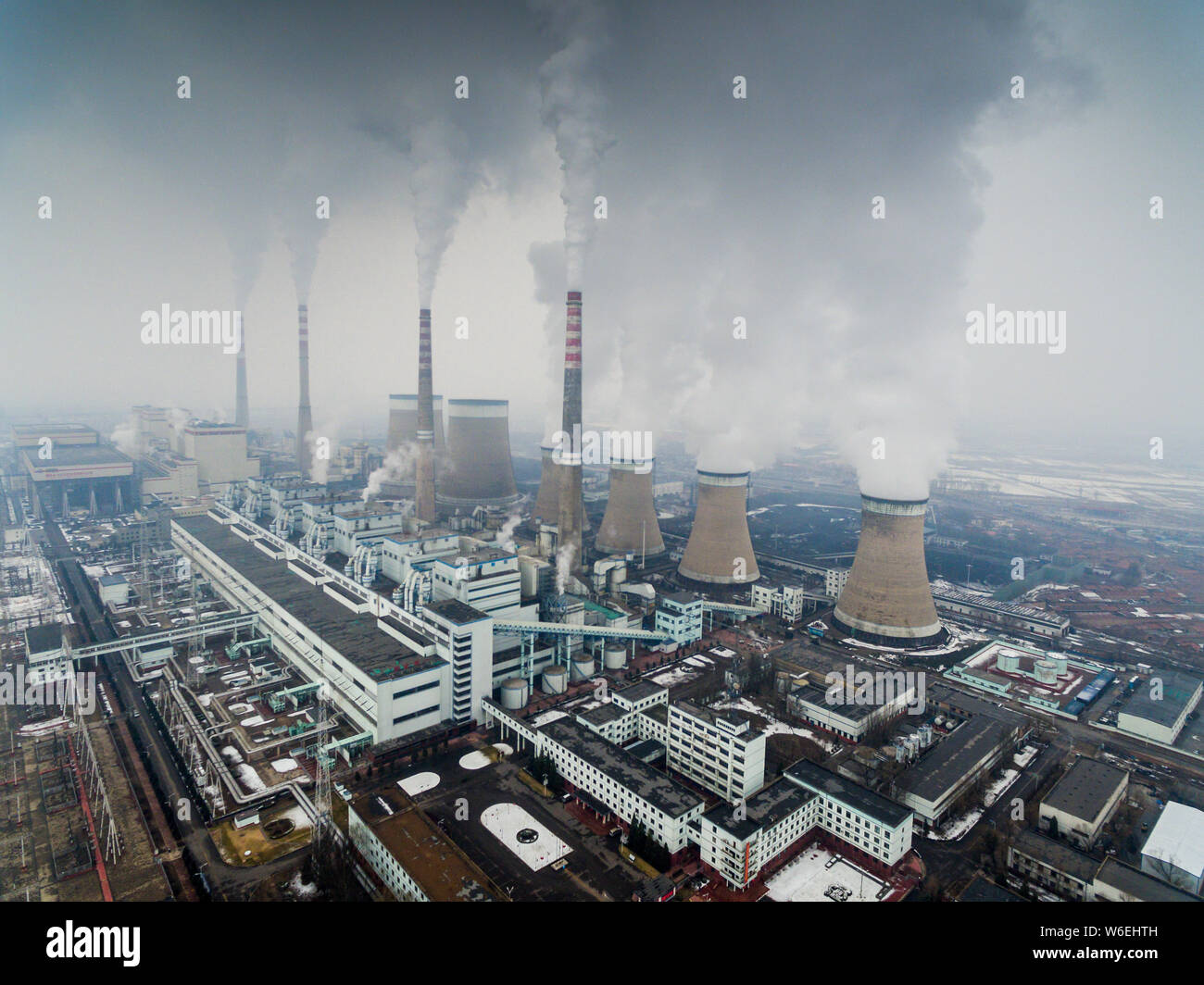 Rauch aus Schornsteinen zu einem Kohle entladen - Kraftwerk von China Guodian Corporation in Datong City abgefeuert, North China Provinz Shanxi, 17. März 201 Stockfoto