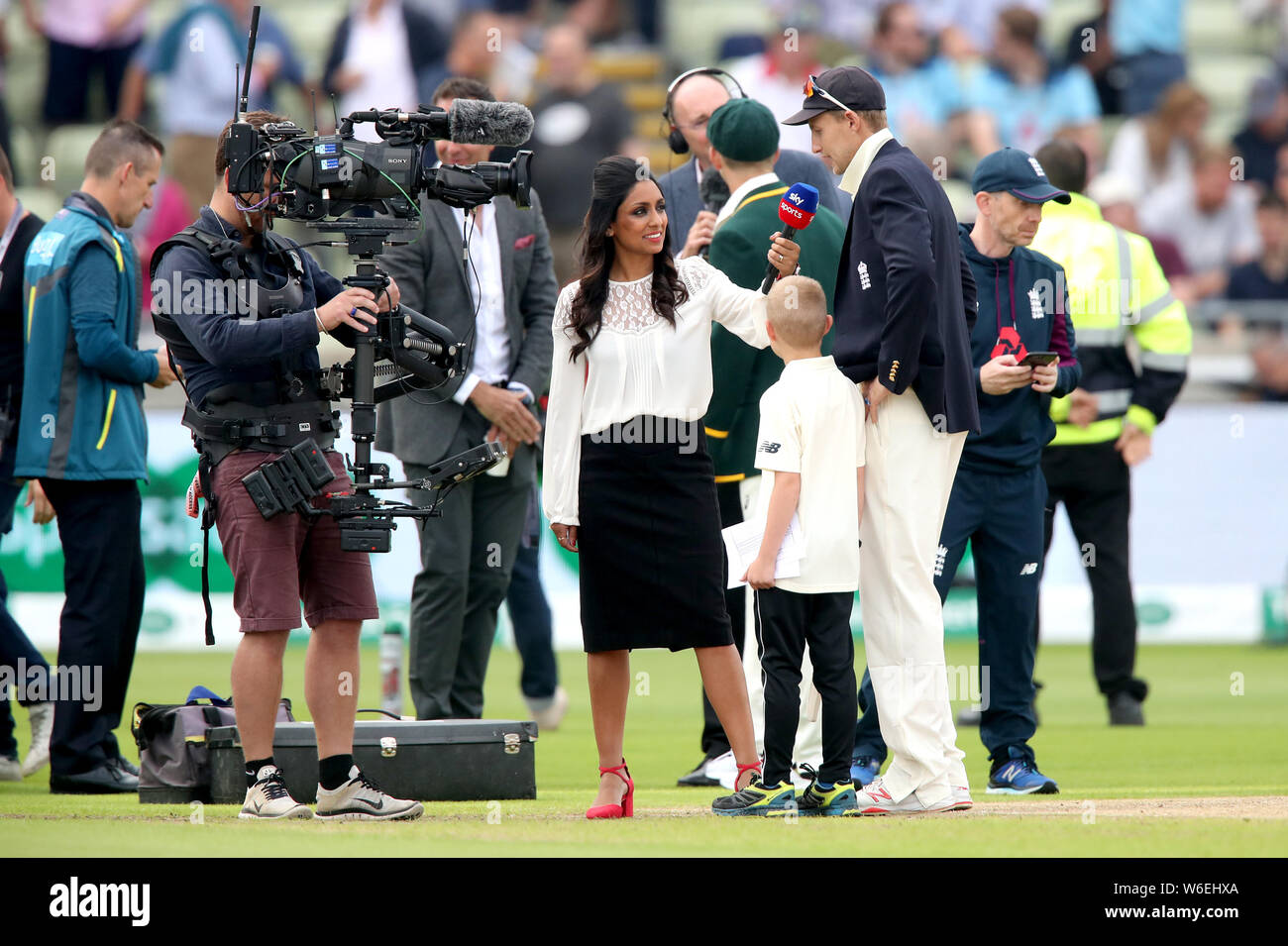 Sky Sports Cricket Kommentator Isa Guha (Mitte) spricht mit Englands Joe Root vor der Befestigung an Tag eins der Asche Test Match bei Edgbaston, Birmingham. Stockfoto