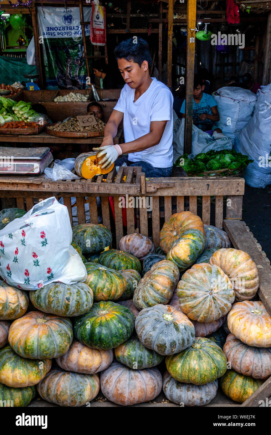 Ein Mann verkauft Kürbisse und Kürbisse am CO2-Markt, Cebu City, Cebu, Philippinen Stockfoto