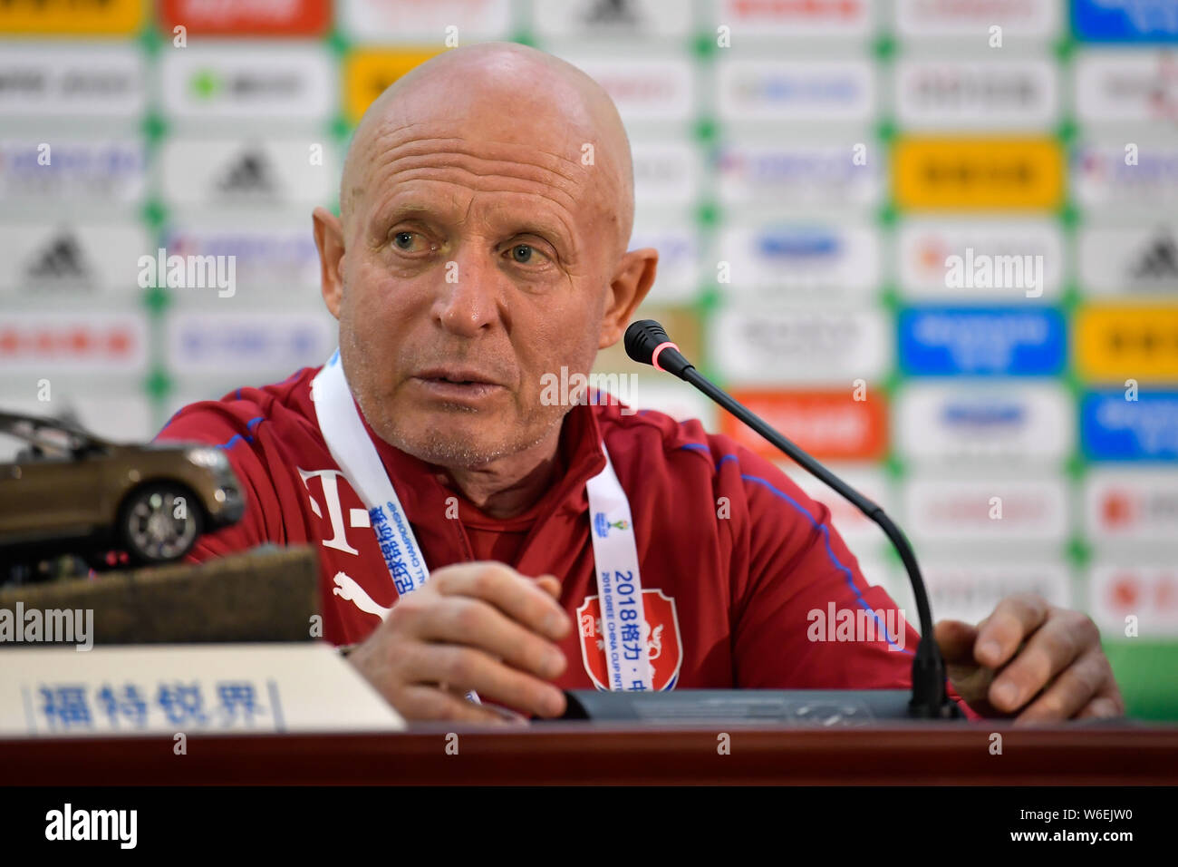 Leiter Trainer Karel Jarolim der Tschechischen Republik National Football Team auf einer Pressekonferenz vor dem Halbfinale gegen Uruguay während des 20. Stockfoto