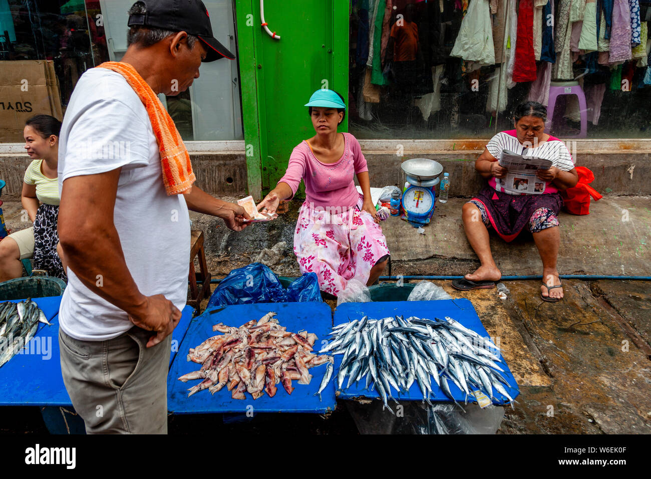 Eine lokale Frau Verkauf von Fisch und Meeresfrüchte im CO2-Markt, Cebu City, Cebu, Philippinen Stockfoto