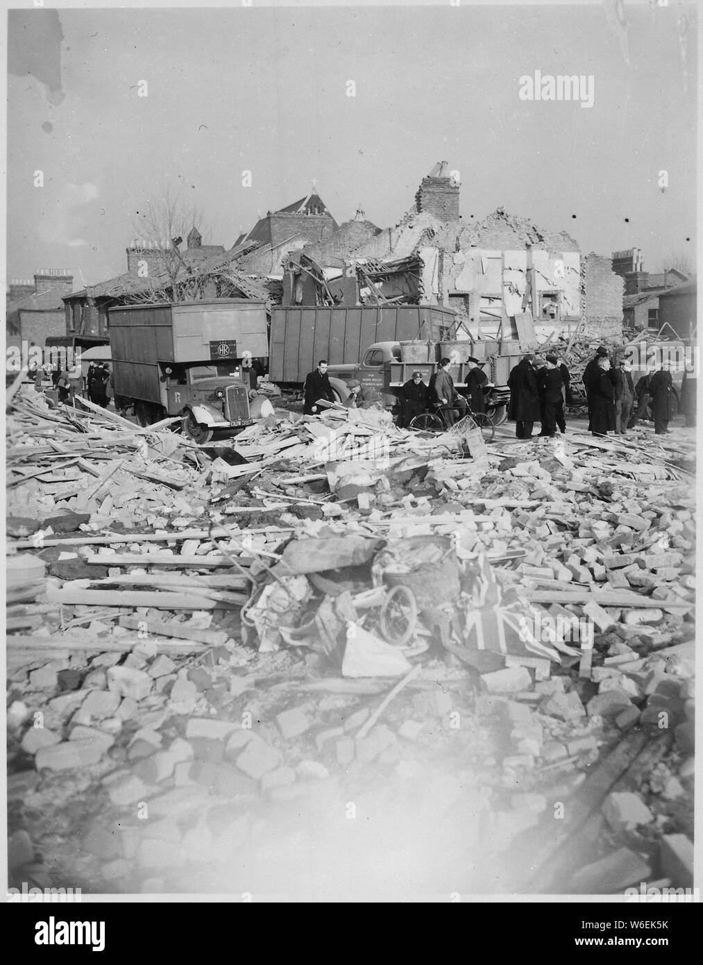 Eine Britische Flagge liegt unter den Trümmern der Häuser zerschlagen von der Camberwell Road Rocket Explosion. V-Bombenschäden, London, Ca. 1944.; Allgemeine Hinweise: Verwenden Sie Krieg und Konflikt Nummer 1324 bei der Bestellung eine Reproduktion oder Anforderung von Informationen zu diesem Bild. Stockfoto