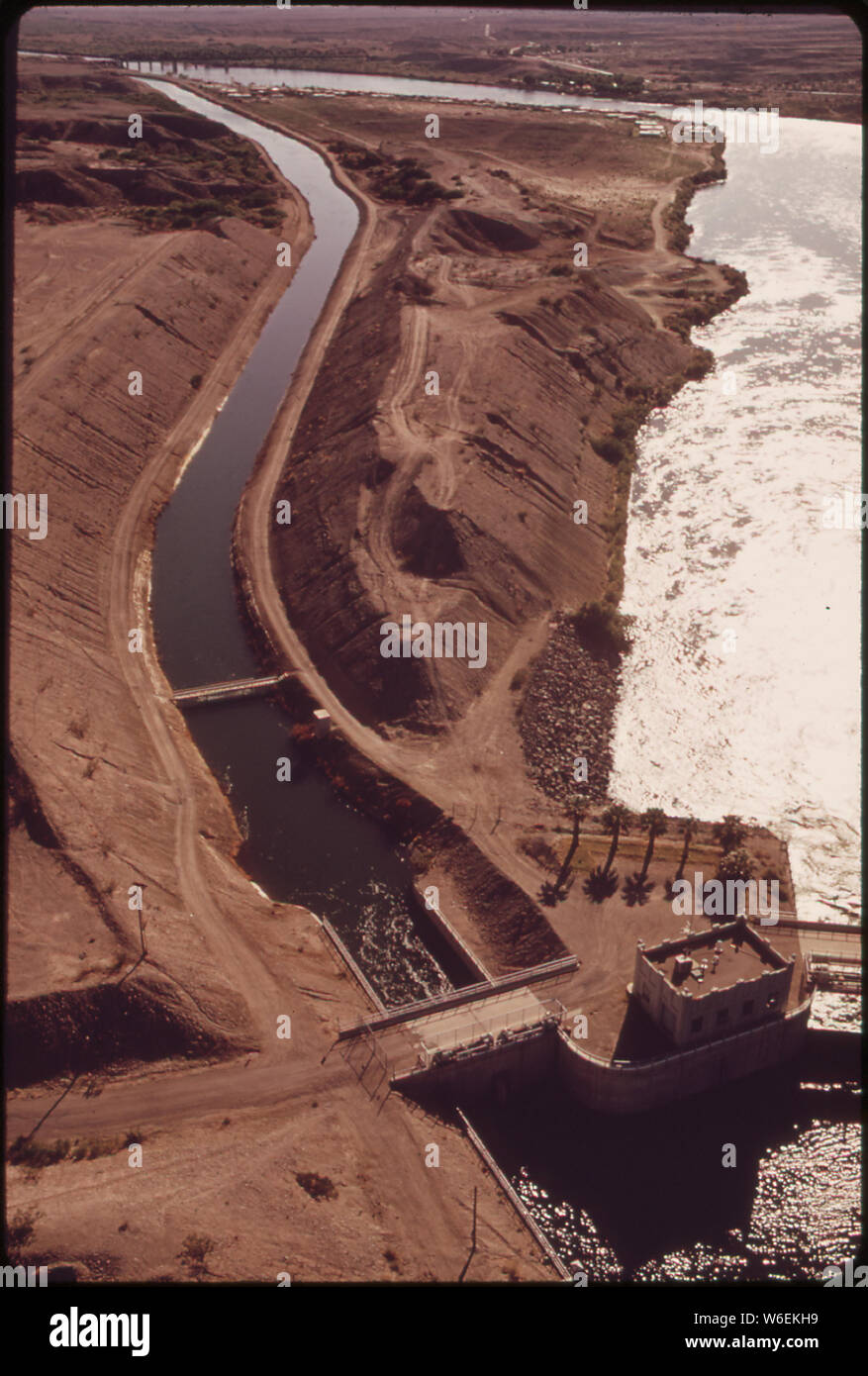 Eine Umleitung Damm auf den Colorado River. Umgeleitete Wasser (links) fließt durch das aquädukt nach Arizona ACKERLAND Stockfoto