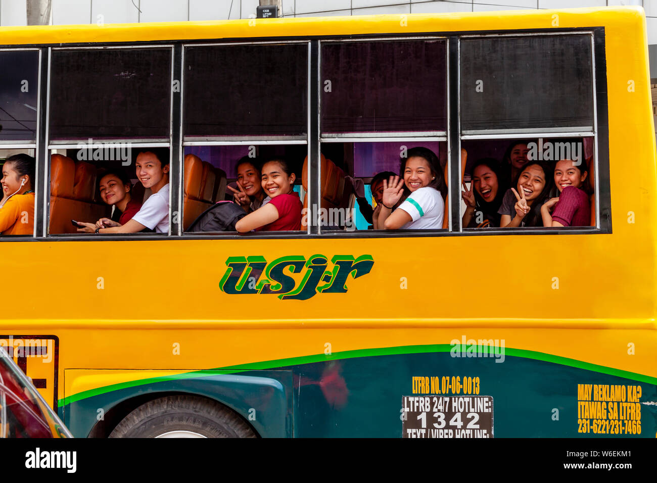 Glückliche junge Filipinos auf einem Bus, Cebu City, Cebu, Philippinen Stockfoto