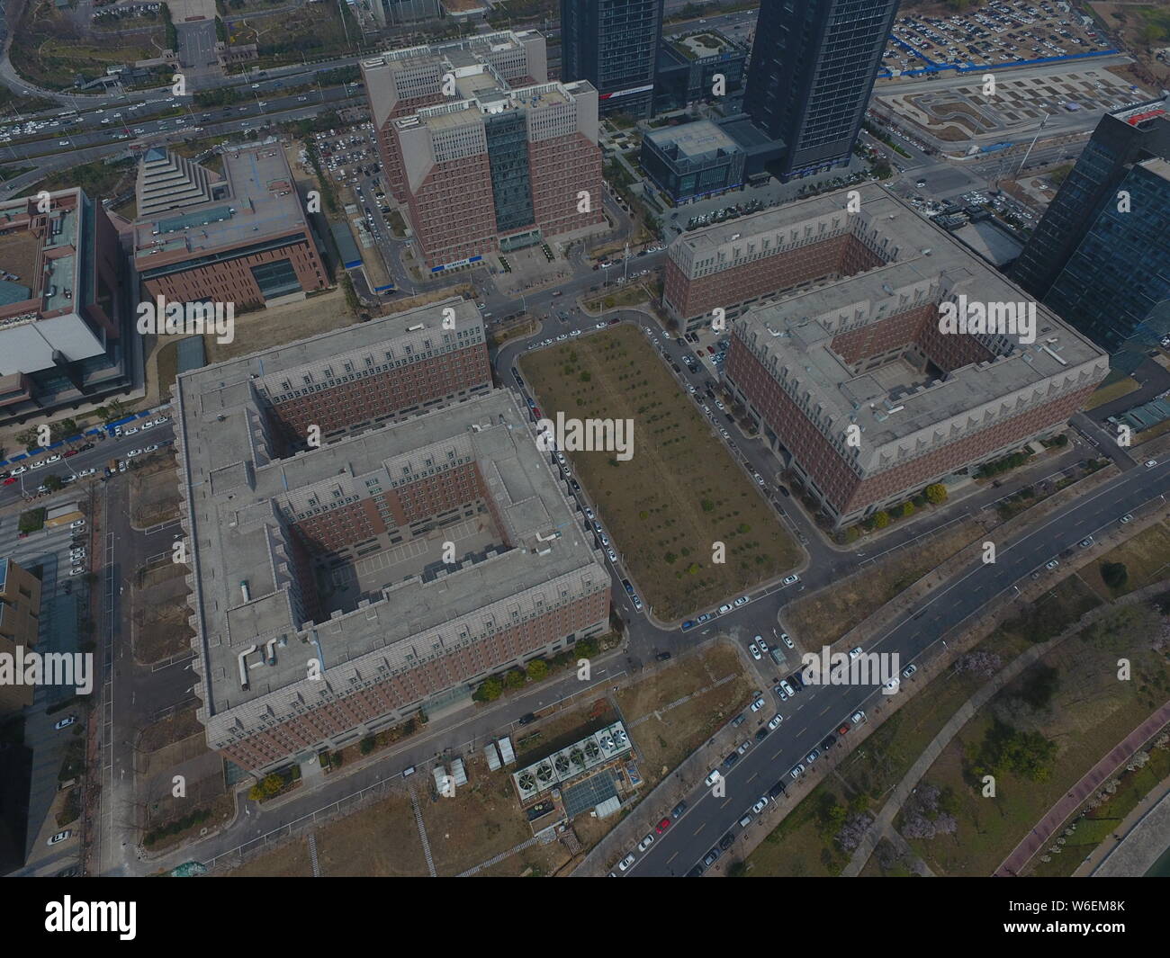 Luftaufnahme von zwei symmetrischen Gebäude mit der Form des arabischen Ziffer 6 in Zhengzhou City, Central China Provinz Henan, 21. März 2018. Stockfoto