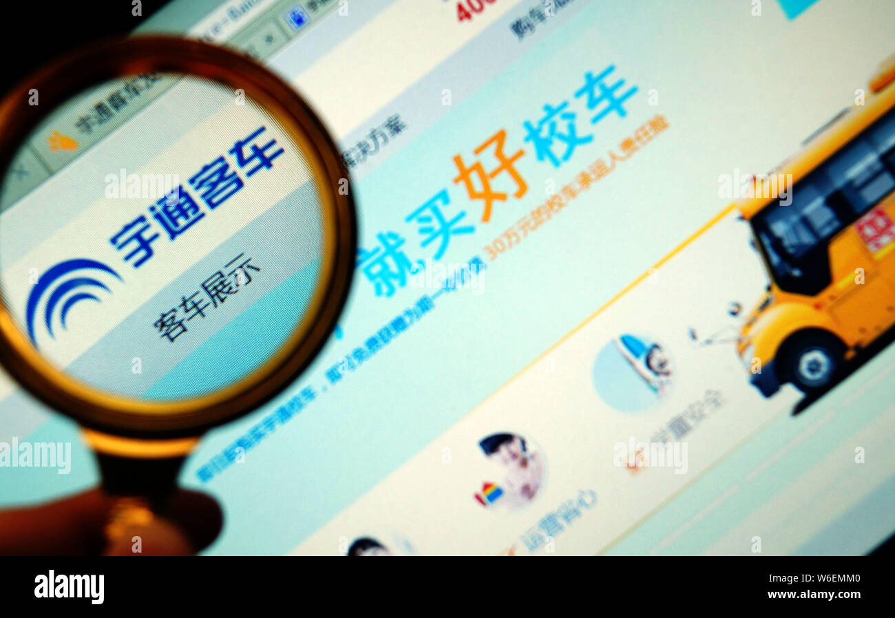 ---- Einen chinesischen Netizen durchsucht die offizielle Website von Zhengzhou Yutong Bus Co. in Tianjin, China, 6. April 2016. Deutsche Intercity Bus Company Fli Stockfoto