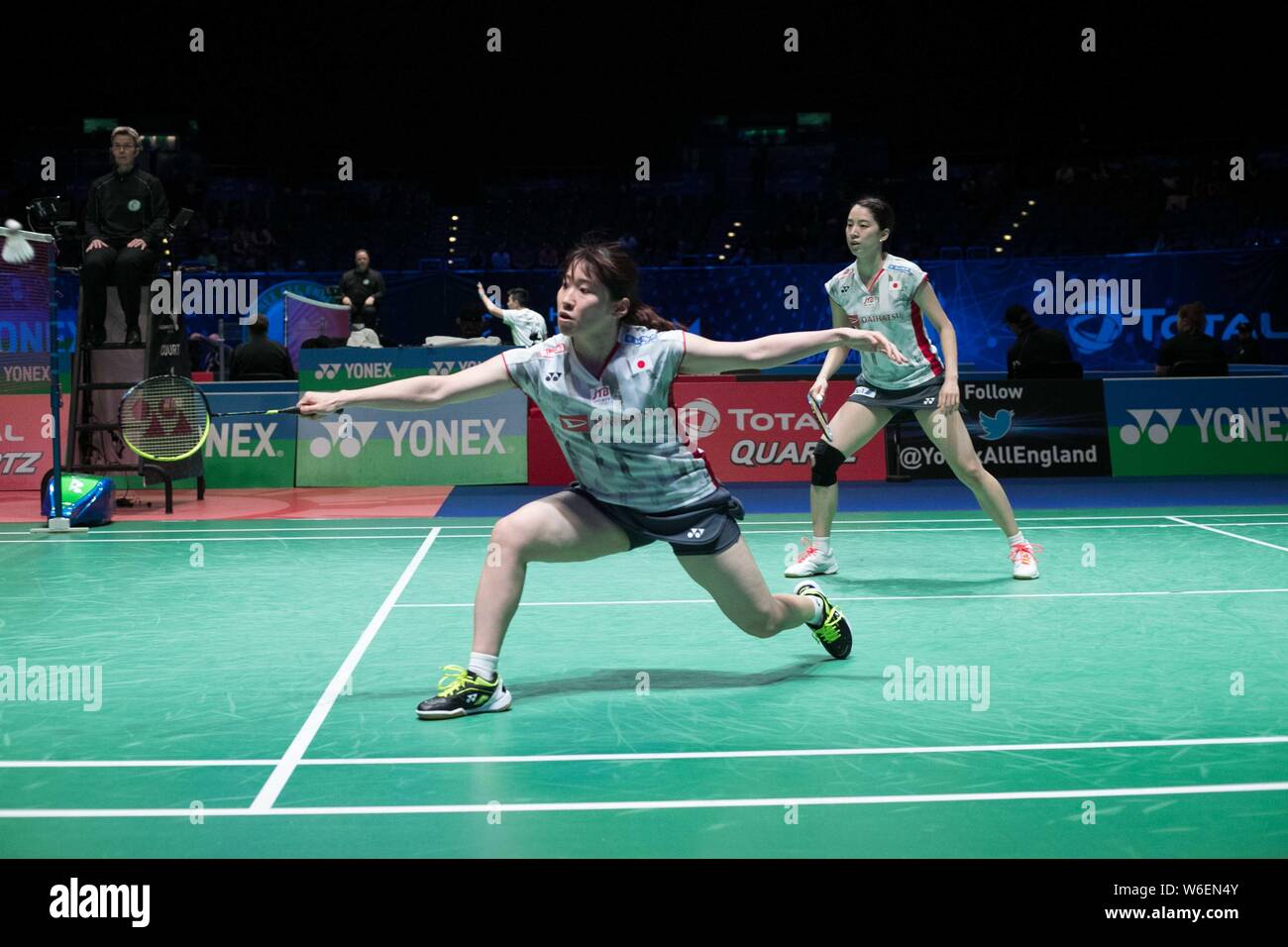 Shiho Tanaka, Links, und Koharu Yonemoto von Japan konkurrieren gegen Chen Qingchen und Jia Yifan China im Viertelfinale der Frauen- Doppelzimmer Stockfoto