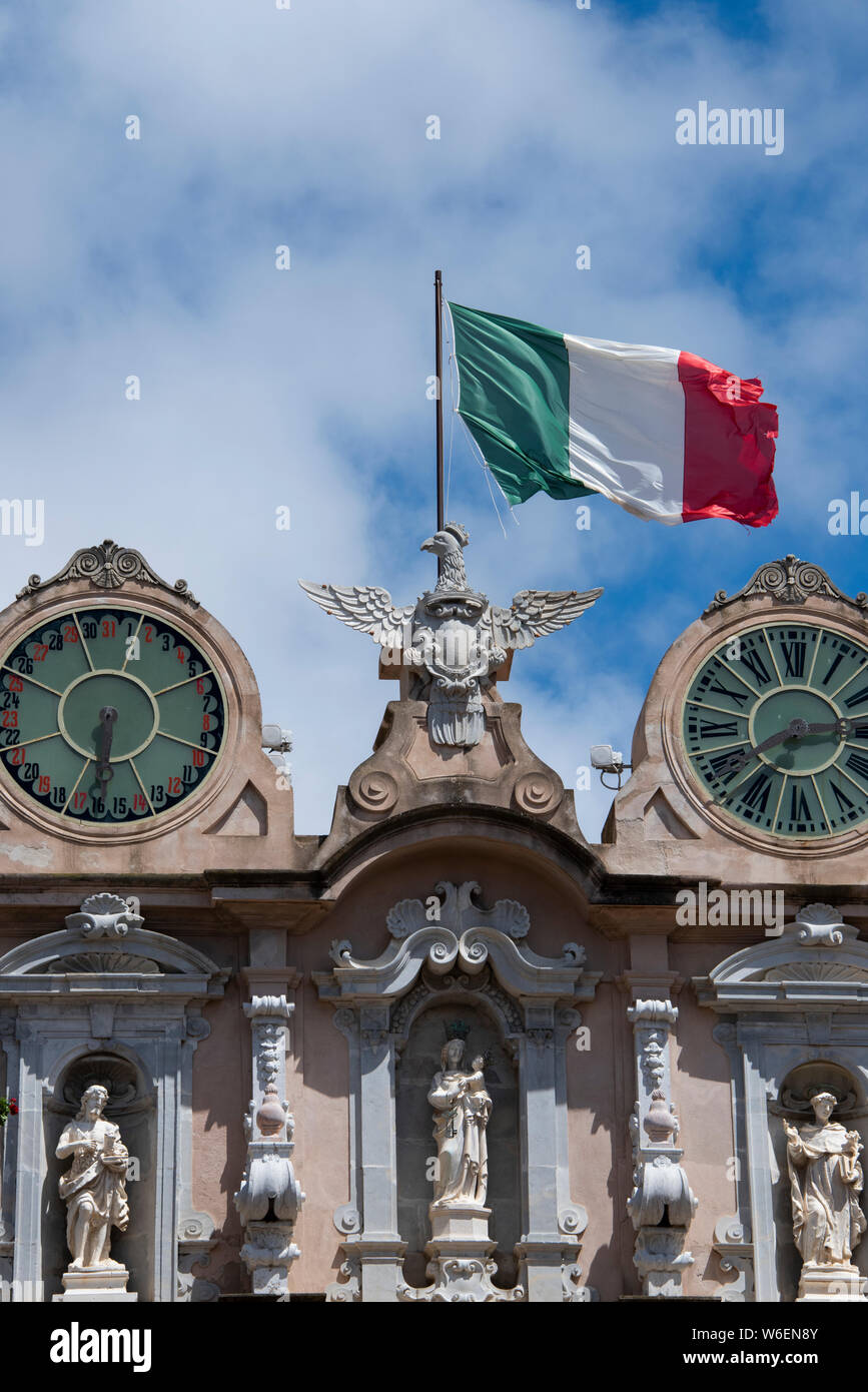 Italien, Sizilien, Trapani. Palazzo Senatorenpalast Trapani, Senatssaal oder Palazzo Cavarretta. 15. Jahrhundert Barock/Clock Tower. Stockfoto