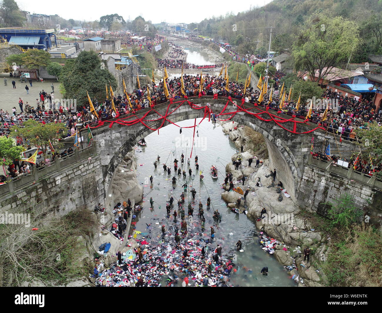 Chinesen werfen Sie Banknoten und die Taiping 'Brücke', was bedeutet, Ruhe und Frieden in Englisch, für Glück zu beten und segnen zu Fuß Stockfoto