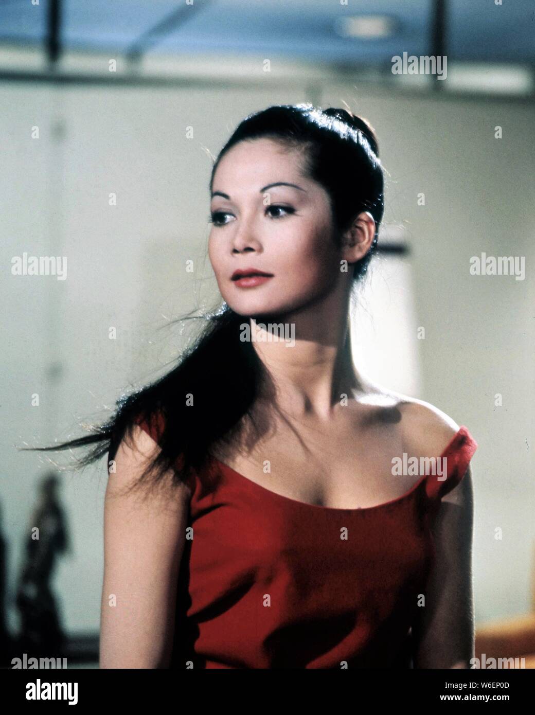 NANCY KWAN offene Probe portrait am Set der Dreharbeiten FLOWER DRUM SONG Direktor 1961 Henry Koster Musik Richard Rodgers lyrics Oscar Hammerstein 2 Produzent Ross Hunter Felder Produktionen/Hunter-Fields/Universal International Pictures (UI) Stockfoto