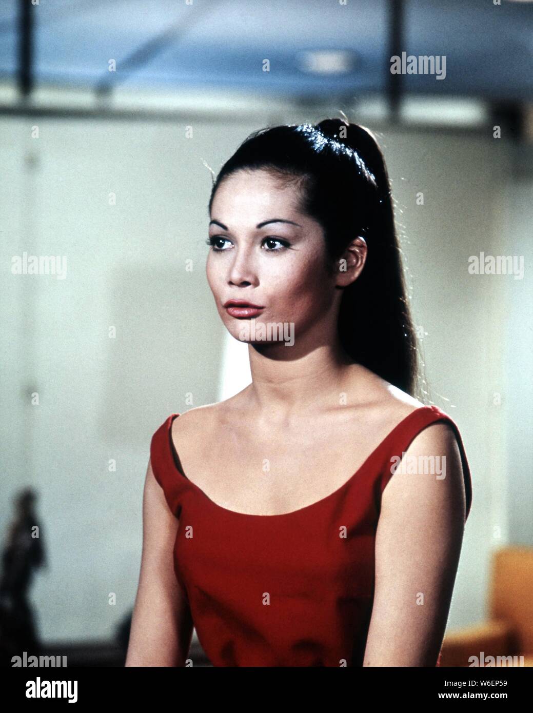 NANCY KWAN offene Probe portrait am Set der Dreharbeiten FLOWER DRUM SONG Direktor 1961 Henry Koster Musik Richard Rodgers lyrics Oscar Hammerstein 2 Produzent Ross Hunter Felder Produktionen/Hunter-Fields/Universal International Pictures (UI) Stockfoto